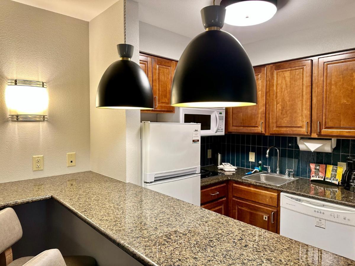 Staybridge Milwaukee West-oconomowoc By Ihg Hotel 3*