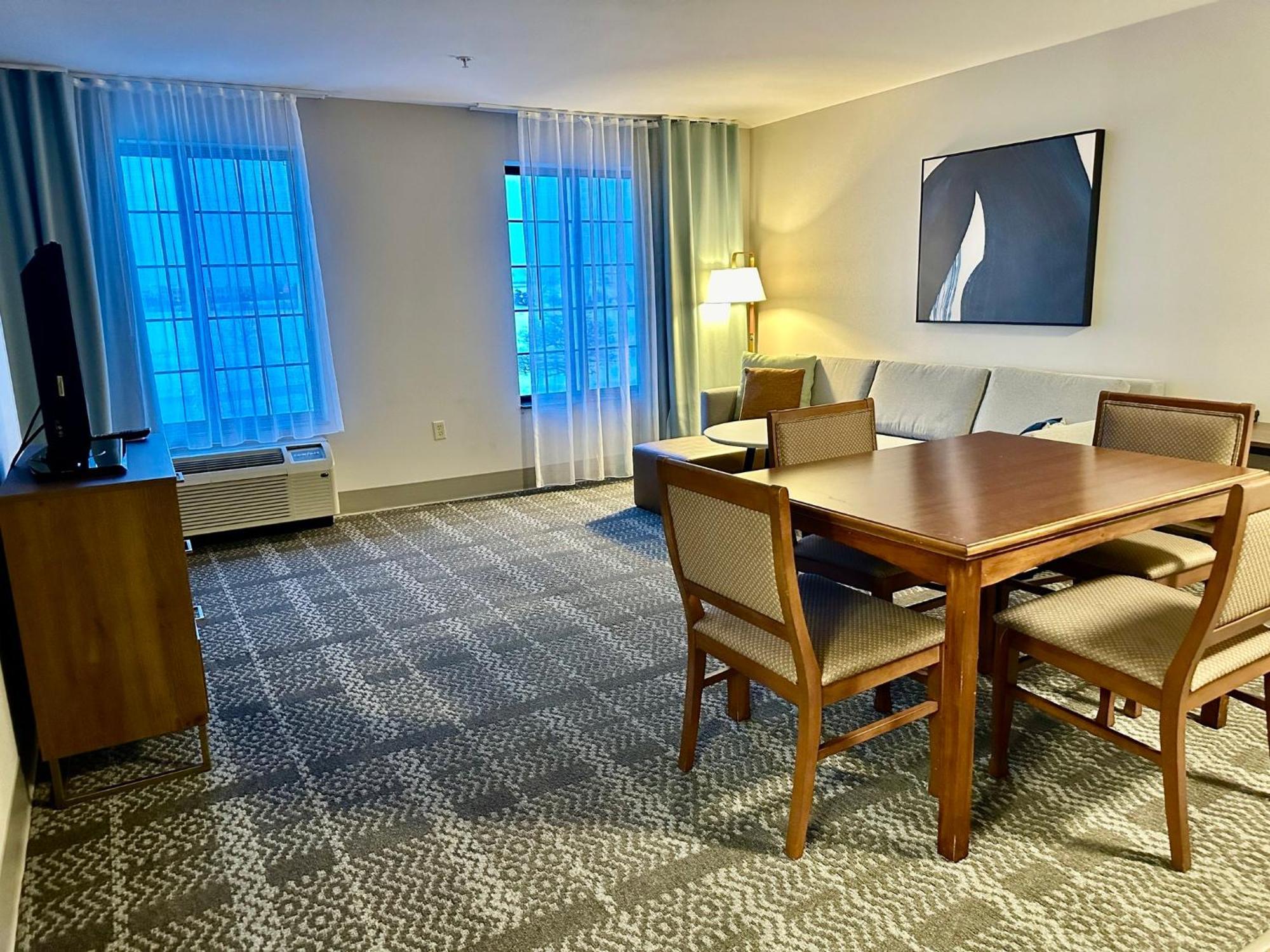 Staybridge Milwaukee West-oconomowoc By Ihg Hotel 3*
