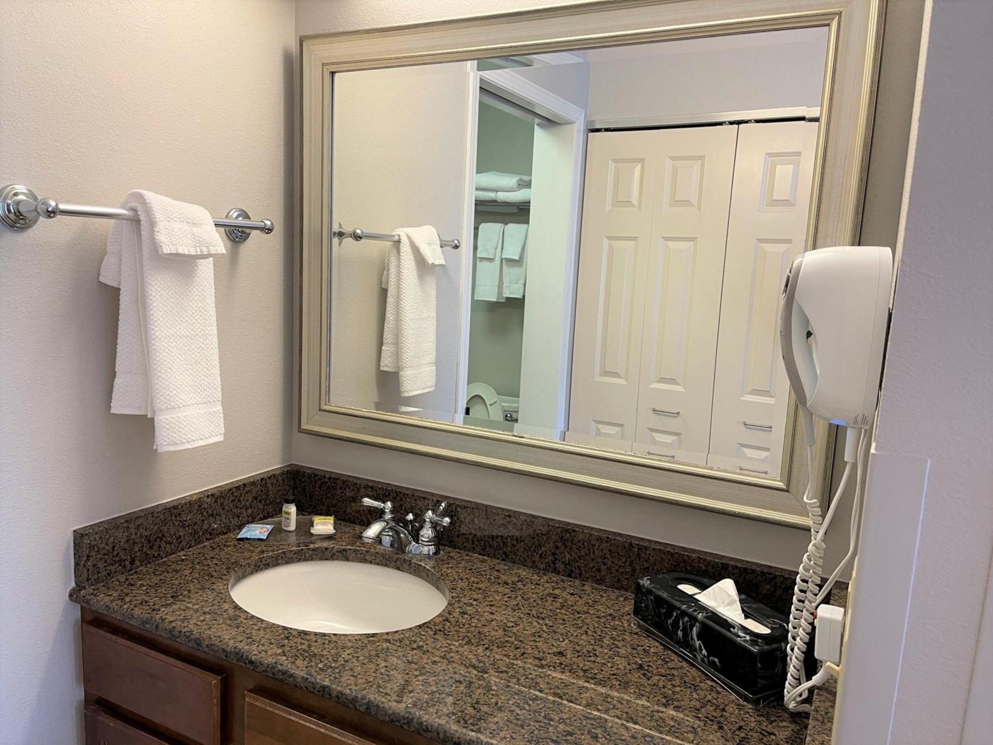 Staybridge Milwaukee West-oconomowoc By Ihg Hotel 3*